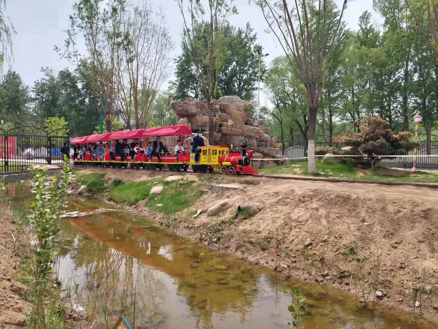 榆林圣都樂園網(wǎng)紅小火車，快來現(xiàn)場打卡吧