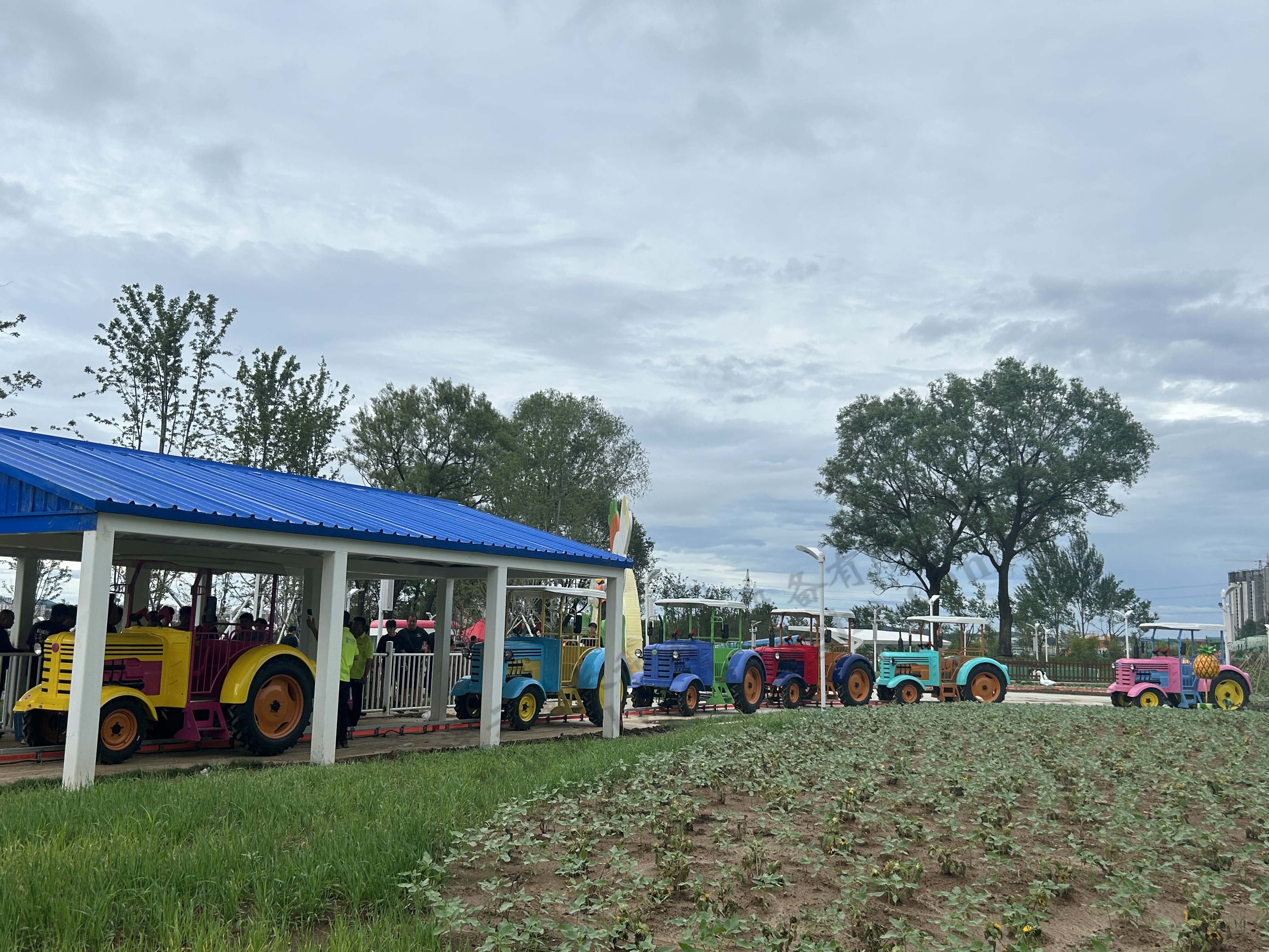 網(wǎng)紅拖拉機(jī)小火車